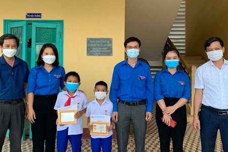 2 học sinh tiểu học ở Quảng Trị được tặng huy hiệu Tuổi trẻ dũng cảm