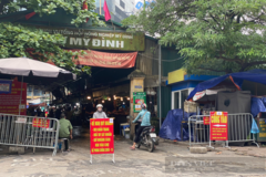 Hà Nội: Chợ dân sinh “quên” phòng dịch, hàng rong tràn lan phố phường