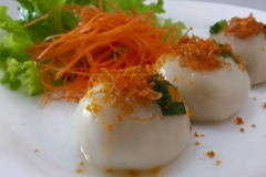 Cực đơn giản với cách làm bánh ít trần nhân tôm thịt kèm củ quả muối chua