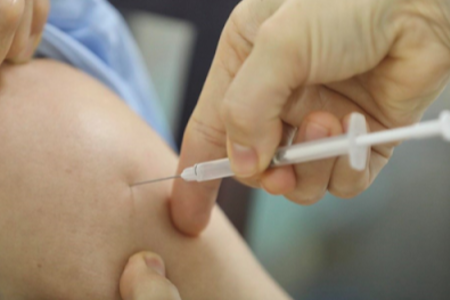 Tiêm vaccine Covid-19 cho con dưới 18 tuổi, Phó giám đốc trung tâm y tế bị kỷ luật