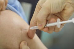 Tiêm vaccine Covid-19 cho con dưới 18 tuổi, Phó giám đốc trung tâm y tế bị kỷ luật