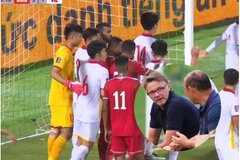 HLV Troussier chỉ cách hóa giải chiêu thức đá phạt của tuyển Oman