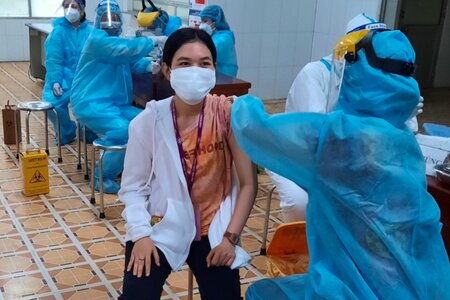 Lưu học sinh Trường Đại học Cửu Long được tiêm vắc xin phòng Covid-19
