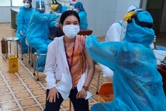 Lưu học sinh Trường Đại học Cửu Long được tiêm vắc xin phòng Covid-19