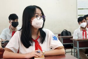 Học sinh lớp 9 và 12 tại TP.HCM tiếp tục đến trường sau ngày 25/12