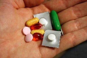 Bé trai nhập viên vì nuốt cả thuốc còn nguyên vỏ