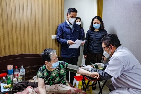 Hà Nội, Quảng Ninh tiêm vaccine phòng Covid-19 cho người già yếu tại nhà