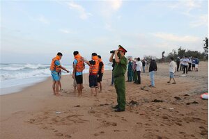 Phú Yên: Tìm thấy thi thể 2 học sinh bị sóng biển cuốn trôi