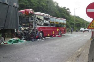 Ô tô khách va chạm xe đầu kéo, 11 người thương vong