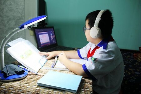 Nhiều trường ở Bạc Liêu chuyển sang học trực tuyến