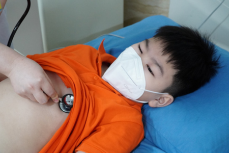 Bé trai bị sốc phản vệ khi sau khi ngậm một viên thuốc Strepsils