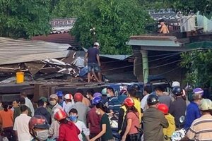 Xe tải tuột dốc, lật vào quán ăn làm 8 người thương vong