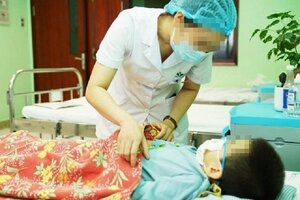 Bé trai 3 tuổi gặp tai nạn hi hữu với keo 502