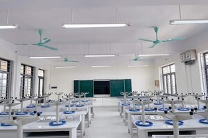 Một học sinh bị quạt trần rơi trúng người, phải nhập viện khâu 5 mũi