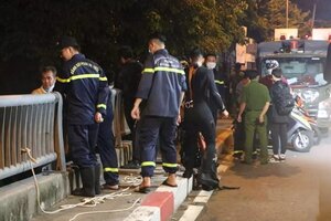 Cứu nam thanh niên nhảy cầu tự tử trong đêm tối