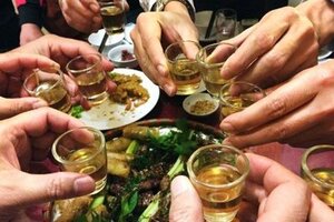 Uống rượu pha ma túy nước biển, 3 người thương vong