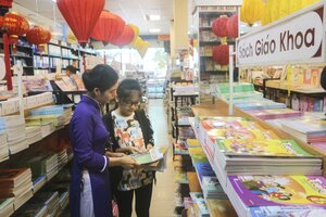 Vì sao sách giáo khoa mới đắt gấp 2-3 lần?