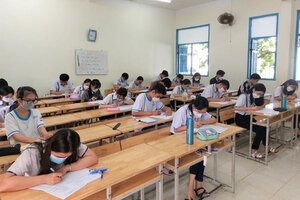 Thí sinh thi tốt nghiệp THPT ở Cà Mau được phát túi sơ mi nút để đựng vật dụng cần thiết