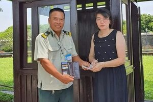 Nhân viên bảo vệ di tích Huế trả lại ví tiền cho du khách đánh rơi