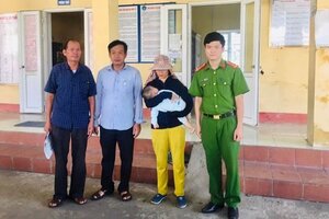 Bé trai bị bỏ rơi trong làn nhựa gần nhà máy nước ở Hải Dương