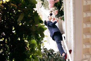 Chú rể thực hiện thử thách trèo thang hôn Minh Hằng trong lễ gia tiên