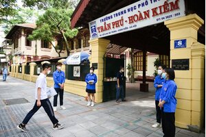 Hình ảnh thí sinh Hà Nội trong ngày làm thủ tục dự thi vào lớp 10