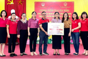 Dai-ichi Life Việt Nam trao 100 suất học bổng cho trẻ có hoàn cảnh đặc biệt khó khăn tại Tuyên Quang