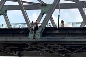 Giải cứu thành công cô gái mang bầu định nhảy sông Đuống tự tử