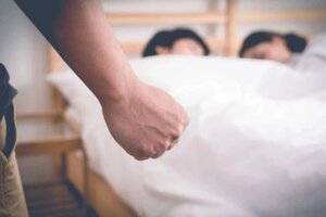Bắt quả tang vợ ngoại tình, chồng ép tình địch bồi thường danh dự 300 triệu
