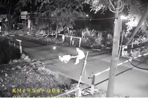 Nhân viên gác chắn đường sắt cứu người té ngã giữa đường ray ngay trước mũi tàu