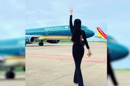 Quay clip nhảy múa ở sân đỗ khi máy bay đang di chuyển, cô gái khiến cộng đồng mạng phẫn nộ