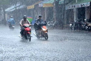 Tin thời tiết ngày 5/8: Bắc Bộ và Nam Bộ có mưa rào và dông
