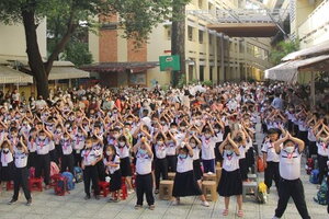 Bà Rịa - Vũng Tàu: Không bắt buộc học sinh mua, may đồng phục mới