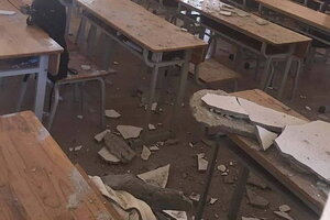 Rơi vữa trần phòng học ở Hà Nội, 2 học sinh bị thương