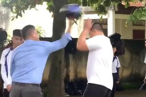 Tạm dừng việc lên lớp đối với thầy giáo dùng thước, mũ bảo hiểm đánh hai học sinh