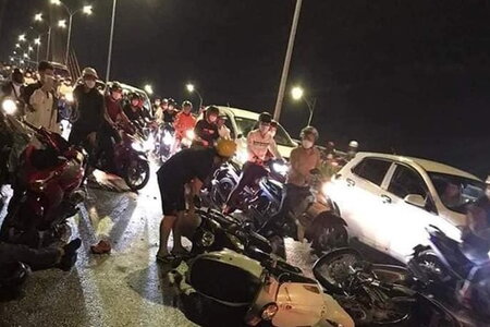 Xe khách tông hàng loạt xe máy gây tai nạn liên hoàn khiến nhiều người bị thương