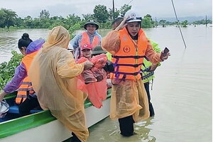 Thủy Tiên tặng quà, hỗ trợ tiền cho bà con Nghệ An bị ảnh hưởng mưa lũ