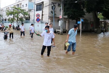 Vĩnh Long cho học sinh nghỉ học 2 ngày do triều cường