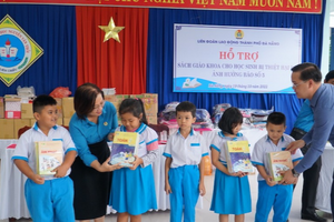 Hỗ trợ hơn 1,1 tỷ đồng mua sách giáo khoa cho học sinh vùng lũ tại Đà Nẵng