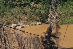 Học sinh chật vật đến trường vì… mất cầu