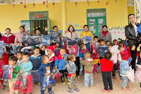 Gần 400 học sinh vùng khó Điện Biên được nhận áo ấm