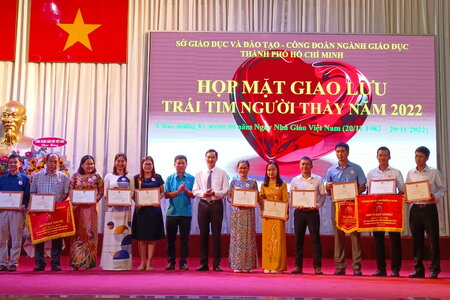TP HCM trao tặng danh hiệu 'Trái tim người thầy' cho 153 cán bộ, nhà giáo tiêu biểu