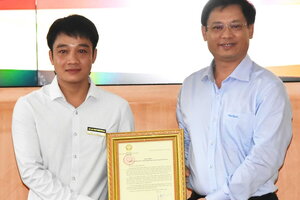 Trao thư khen của Chủ tịch nước cho thanh niên dũng cảm nhảy xuống sông cứu người