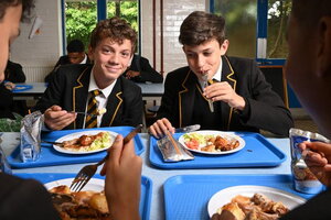 Quy định khắt khe của Anh về vệ sinh an toàn thực phẩm học đường