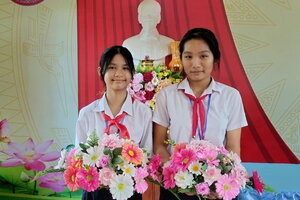 Tuyên dương 2 học sinh lớp 7 trả lại hơn 12 triệu đồng cho người đánh rơi