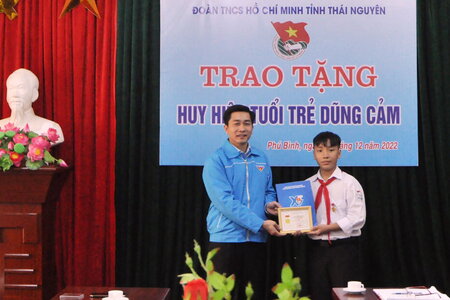 Thái Nguyên: Trao tặng Huy hiệu Tuổi trẻ dũng cảm cho học sinh có hành động cứu người đuối nước