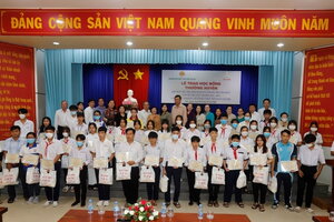 46 học sinh, sinh viên có hoàn cảnh đặc biệt khó khăn tại Tiền Giang được trao học bổng