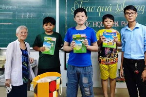 Lớp học chữ miễn phí giữa Sài thành của 'bà giáo'