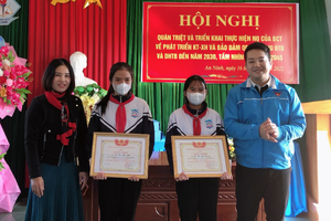 Tuyên dương 2 học sinh ở Quảng Bình nhặt được gần 10 triệu đồng trả lại cho người đánh rơi