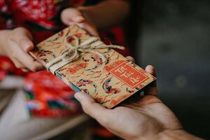 Nhiều trường đại học dành hàng tỷ đồng để lì xì, tặng quà cho sinh viên dịp Tết